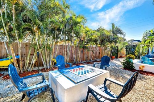 821 91 Ave, Naples FL 34108-2426 exterior