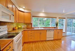 22414 88 Ave, Edmonds WA  98026-8230 exterior