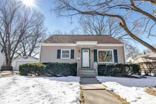 903 Hickory Hill Dr, Green Bay, WI 54304-2642