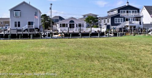 258 Teakwood Dr, Berkeley Township NJ  08721-3122 exterior