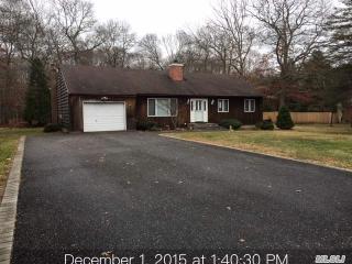 19 Giant Oak Rd, Panamoka, NY 11961-2622