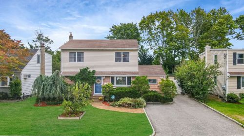 174 Walker St, Babylon, NY 11704-3415