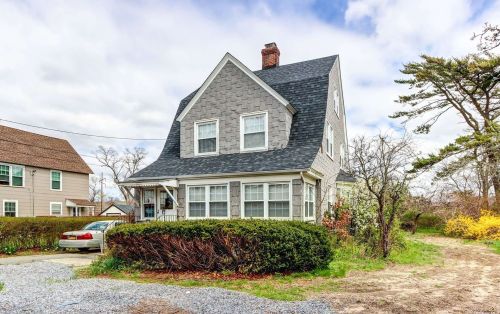 49 Oakland Ave, Bayshore, NY 11706-6942