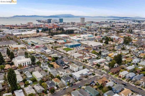 4327 Essex St, Oakland CA 94608-1216 exterior