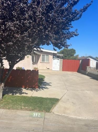 312 7th St, Greenfield, CA 93927-5112
