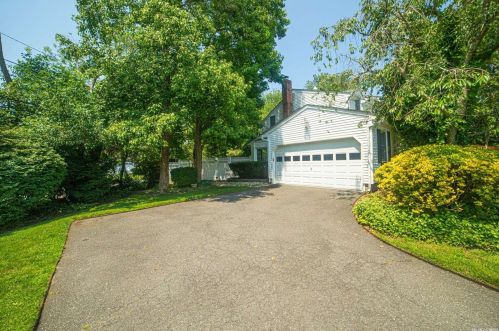 120 Lakeside Dr, Oakdale NY  11769-2250 exterior