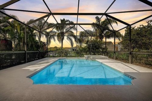 6838 Scenic Dr, Ruskin, FL 33572-1542