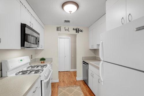 6 Louisburg Sq, Nashua, NH 03060-6816