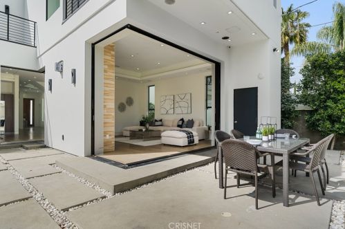 5128 Noble Ave, Van Nuys CA  91403-1376 exterior