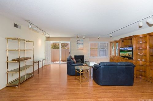 20056 Avenue Of The Oaks, Santa Clarita CA  91321-1361 exterior