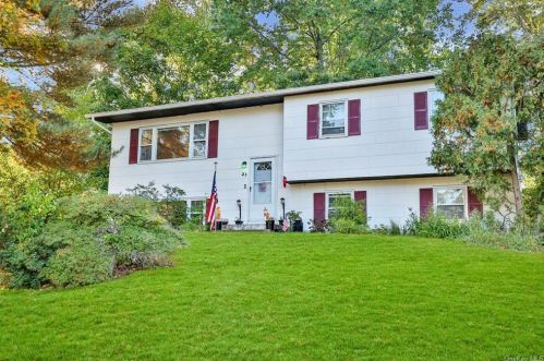 31 Pennsylvania Ave, Valley Cottage, NY 10989-2511