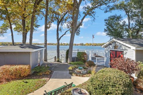 7114 Loomis Rd, Waterford WI  53185-2143 exterior