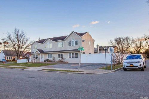 4 Short Ln, North Bellmore, NY 11710-4523