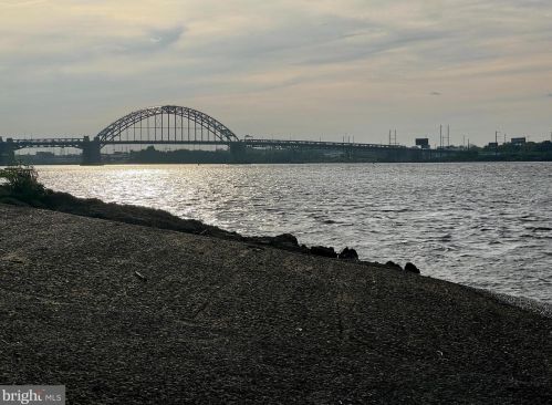 3080 Harbour Dr, Palmyra NJ 08065-2219 exterior