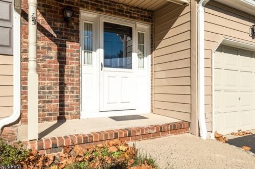 115 Sunrise Dr, Gillette, NJ 07933-1945