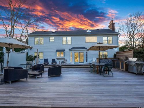 18 Drew Dr, Eastport NY  11941-1335 exterior