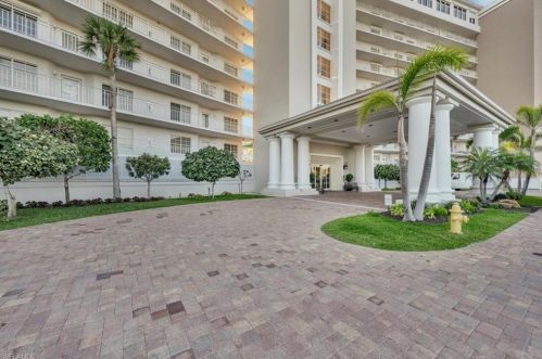 13105 Vanderbilt Dr, Naples FL  34110-6404 exterior