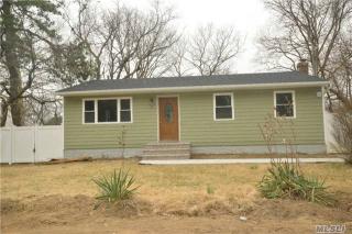 220 45th St, Copiague, NY 11726-1015