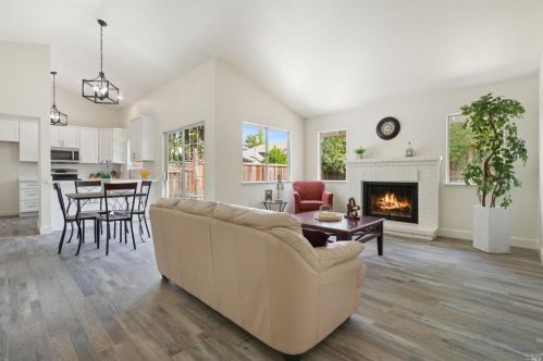 2224 White Chapel Way, Santa Rosa, CA 95401-8816