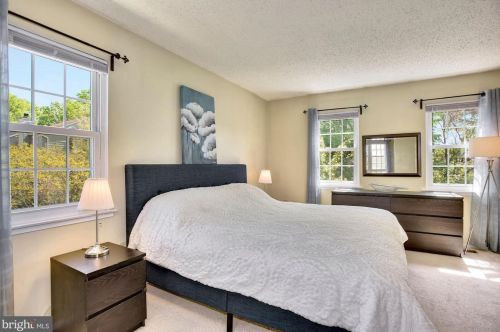 2376 Hunters Square Ct, Herndon VA  20191-2818 exterior