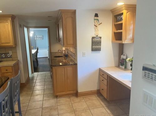 31 Oak Ridge Ln, Hartford CT  06107-3506 exterior