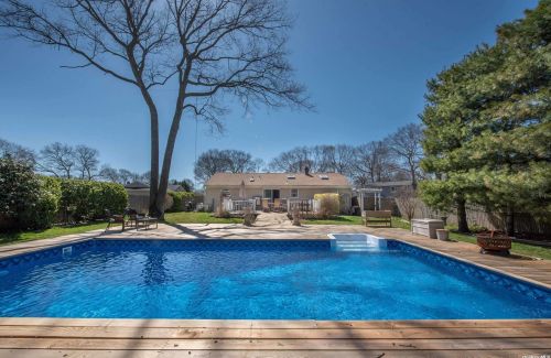 13 Maryland Blvd, Hampton Bays NY  11946-2652 exterior