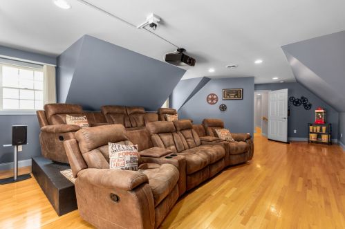 49 Sandy Ln, Dover, NH 03820-5900