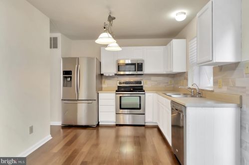 6 Terry Ct, New Castle DE  19720-7697 exterior