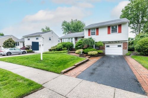 3936 Anne Dr, Seaford, NY 11783-1709