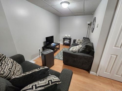 36 Pratt St, Norwich CT  06360-3733 exterior