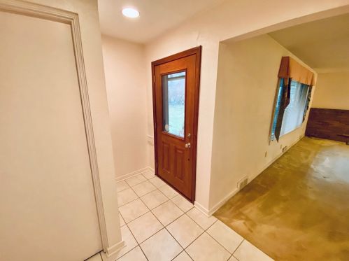 1231 Pinewood Dr, Pittsburgh, PA 15243-1811
