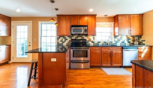 18 Buell St, North Haven, CT 06473-4311