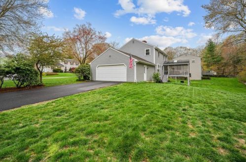 156 Pine Tree Cir, North Kingstown RI  02852-6710 exterior