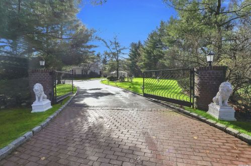 6 Quaker Ln, Westbury, NY 11568-1320