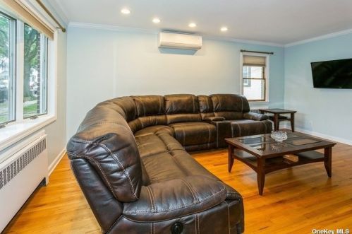 55 Bellmore St, Floral Park, NY 11001-3110