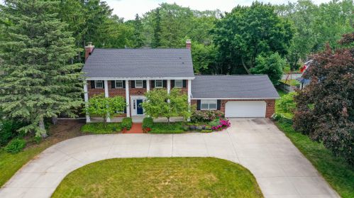 600 Bel Aire Dr, Thiensville, WI 53092-1412