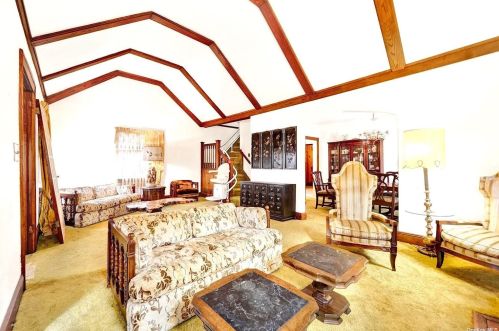 233-11 Seward Ave, Jamaica, NY 11427-2130