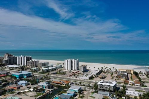 127 Curlew St, Fort Myers Beach, FL 33931-4405
