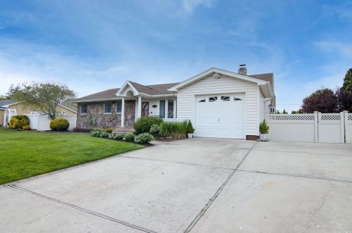 251 Kerry St, Holbrook, NY 11741-3817