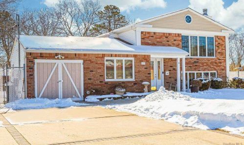 52 Merrick St, Islip Terrace, NY 11752-1809