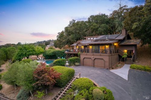 589 Buckeye Ct, Santa Rosa, CA 95409-5926