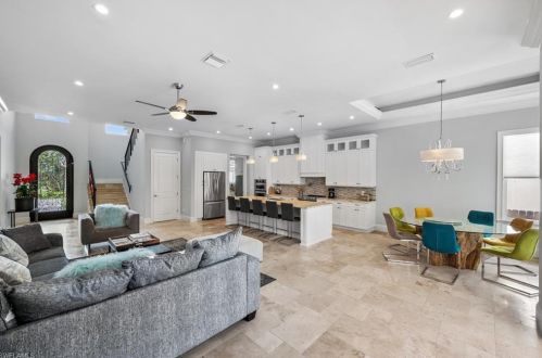 9320 Vanderbilt Dr, Naples FL  34108-2307 exterior