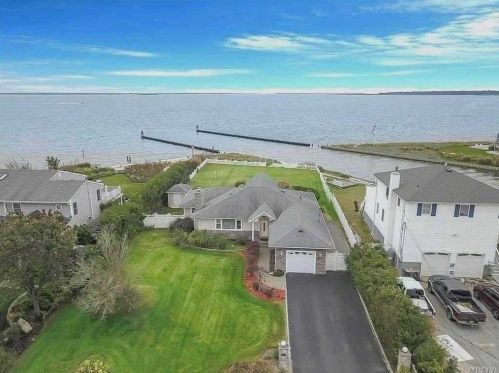 40 Laura Lee Dr, Center Moriches, NY 11934-3713
