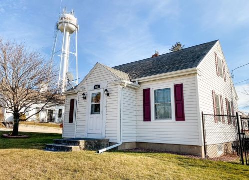 420 Rockway St, Mishicot, WI 54228-9782