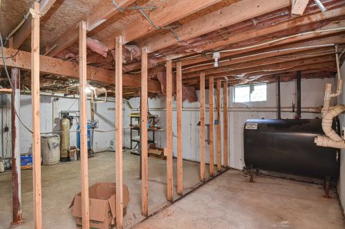 12 Olesen Rd, Derry NH 03038-4846 exterior