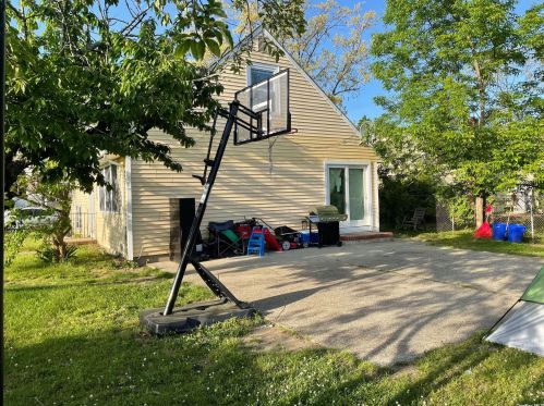 41 Jackson St, Wheatley Heights, NY 11798-3409