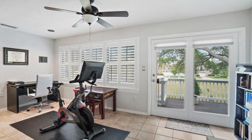 5904 Bayview Cir, Saint Petersburg FL  33707-3930 exterior