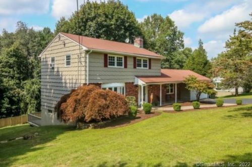 48 Mariner Cir, Bridgeport, CT 06611-1722