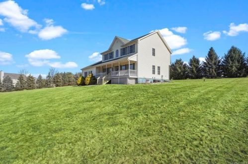 33 Cider Mill Ct, Pleasant Valley, NY 12569-7387