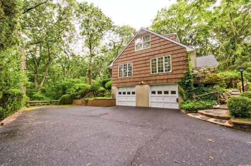 1 Crestview Dr, Northport, NY 11768-2344